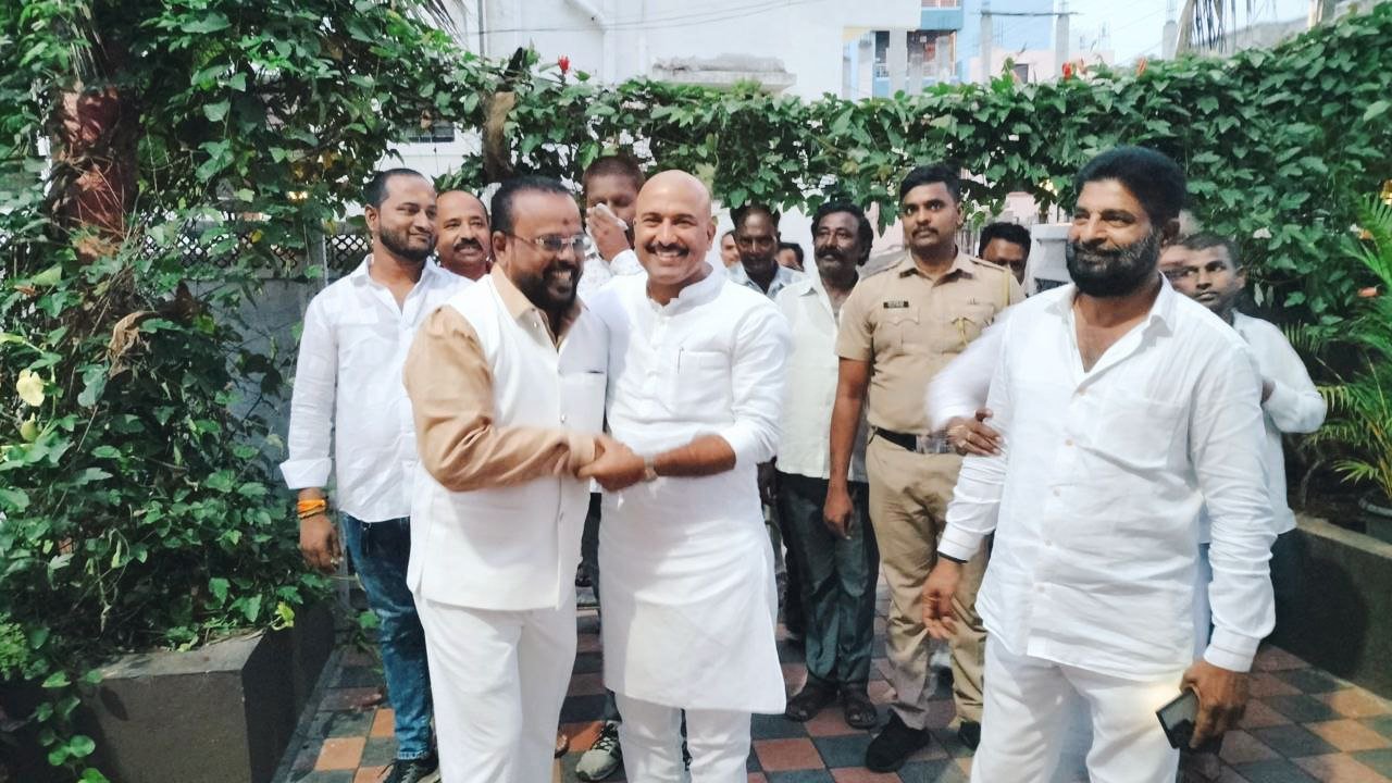 The birthday of Mr. Dheeraj Naidu, a supporter of Maval Vidhan Sabha Hon'ble Minister of State Mr. Bala Bhau Bhegde, was celebrated on his birthday.