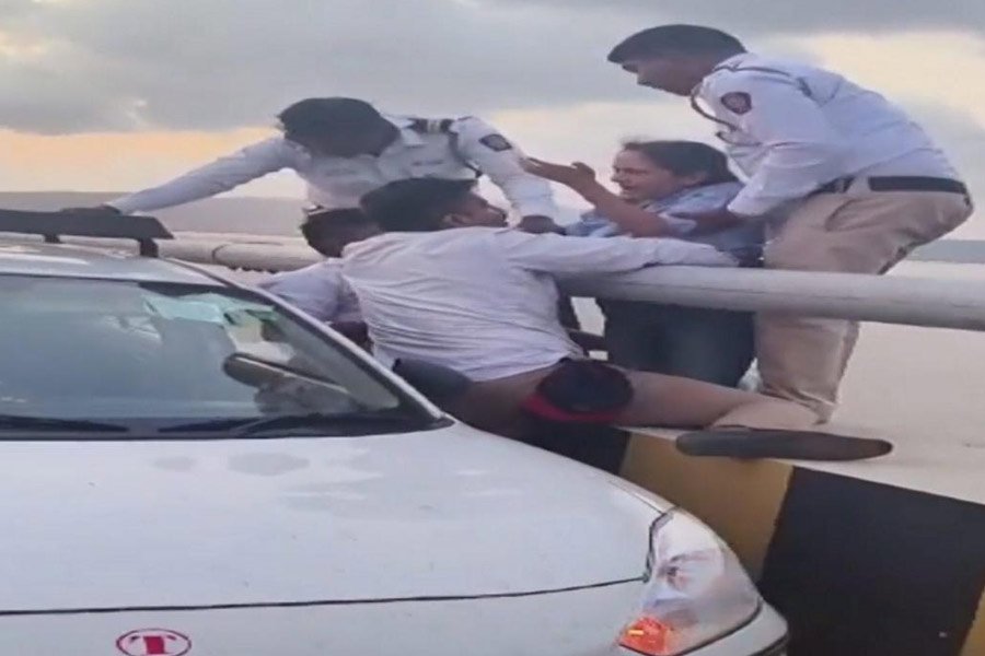 1723871130_woman-saved-by-cab-driver-cops-at-atal-setu