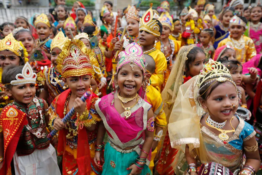 राधा-कृष्ण बन बच्चों की पलटन ने किया जबरदस्त डांस, बच्चों की क्यूटनेस पर दिल हार बैठे यूजर्स